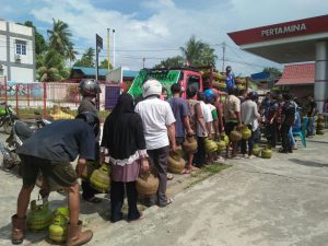 Warga Tanjungpinang menyerbu SPBU Km 7, pada Selasa (5/9), saat mengetahui adannya operasi pasar Gas Elpiji 3 Kg.