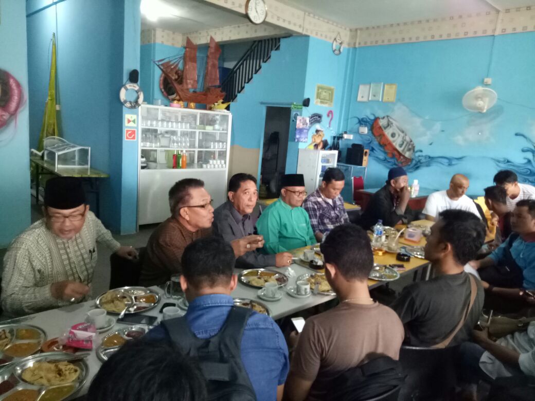 menyikapi lambannya pengisian jabatan Waki Gubernur (Wagub) Kepri, sejumlah tokoh dan organisasi masyarakat (Ormas) di Tanjungpinang, mengadakan pertemuan, Jumat (8/9), di kedai kopi Pelaut, Km 8 Atas Tanjungpinang.