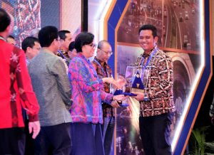 Bupati Bintan, Apri Sujadi saat menerima penghargaan WTP tingkat nasional dari Menkeu RI Sri Mulyani