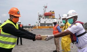 Pelindo 1 Bagikan Vitamin C Dosis Tinggi Untuk Petugas Operasional