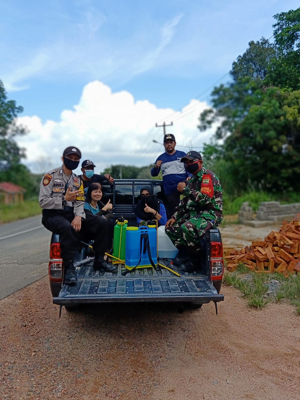 Basmi Mata Rantai Covid-19, Babinsa Serka Auskarni "Continue" Menyemprot Disinfektan di Pemukiman Warga