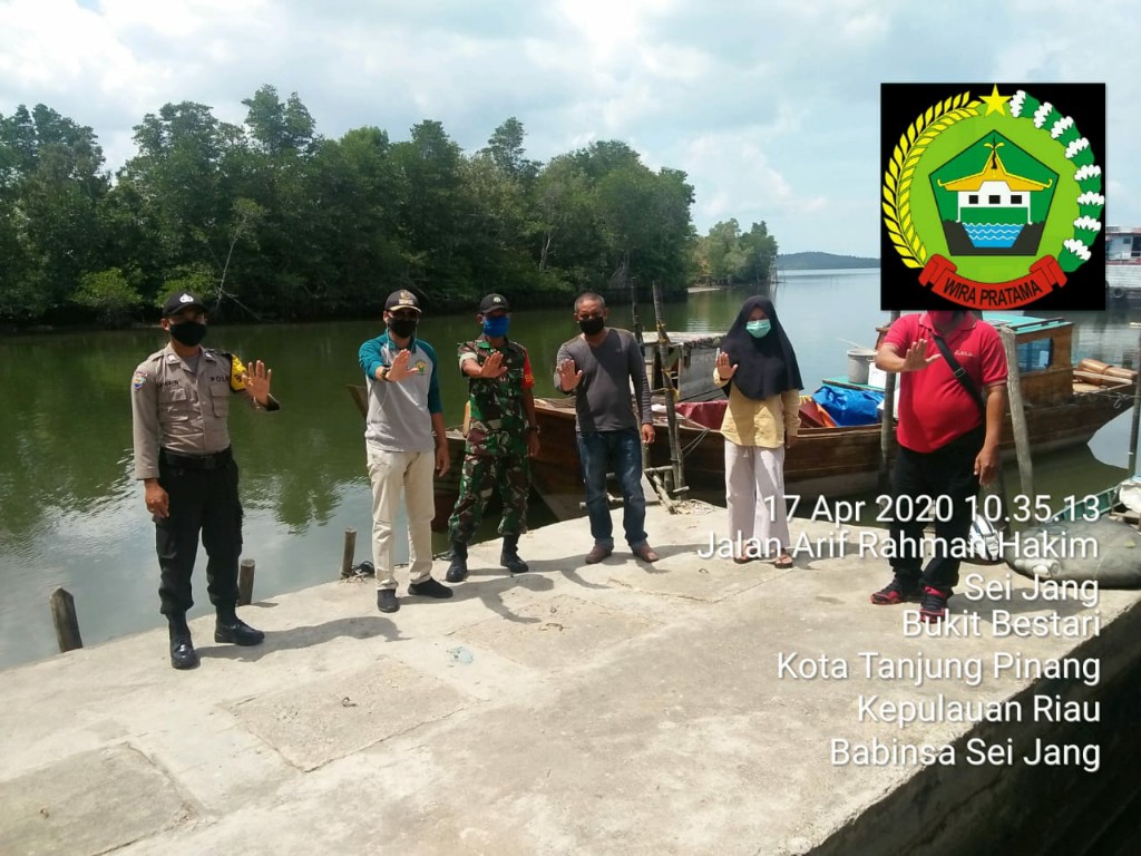 Di Duga Kerap Keluar Masuk Penumpang, Babinsa Serda Edi Yanto Mengecek Pelabuhan Tikus