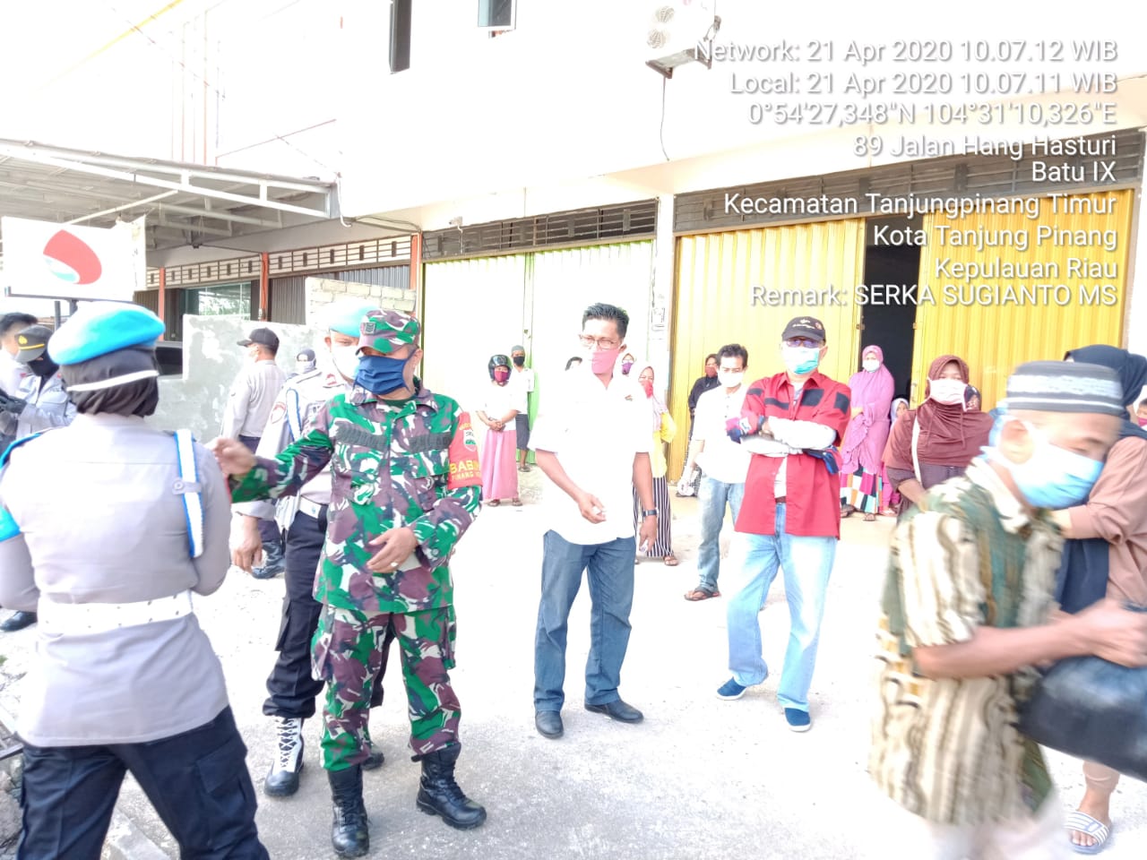 Peduli Wabah Covid-19, Babinsa Serka Sugianto MS Berbagi Sembako