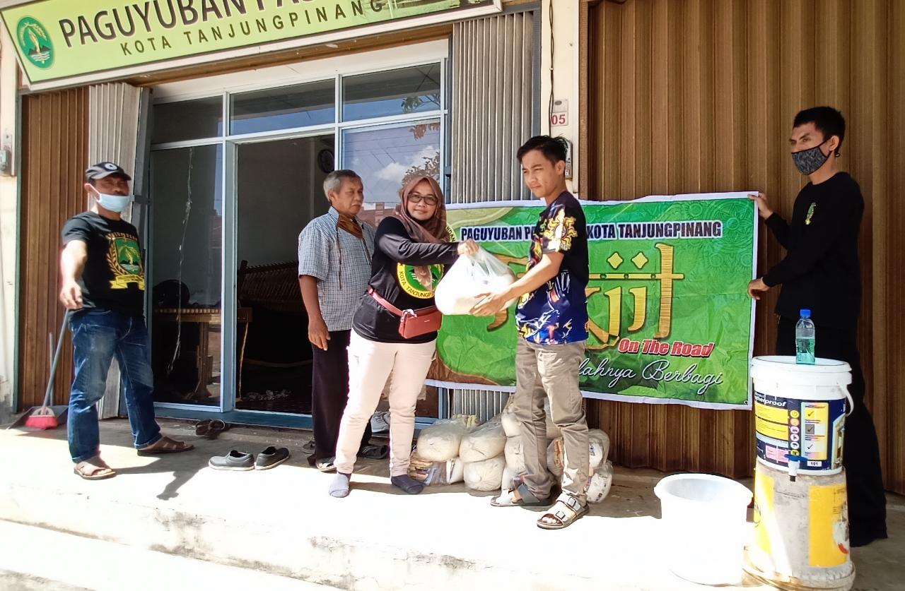 Peduli Dampak Virus Corona, Mojang Paguyuban Pasundan Tanjungpinang Membagi-Bagikan Sembako