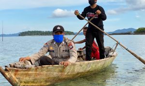 Camat Katang Bidare Dayung Sampan Bagikan Sembako ke Rumah Warga