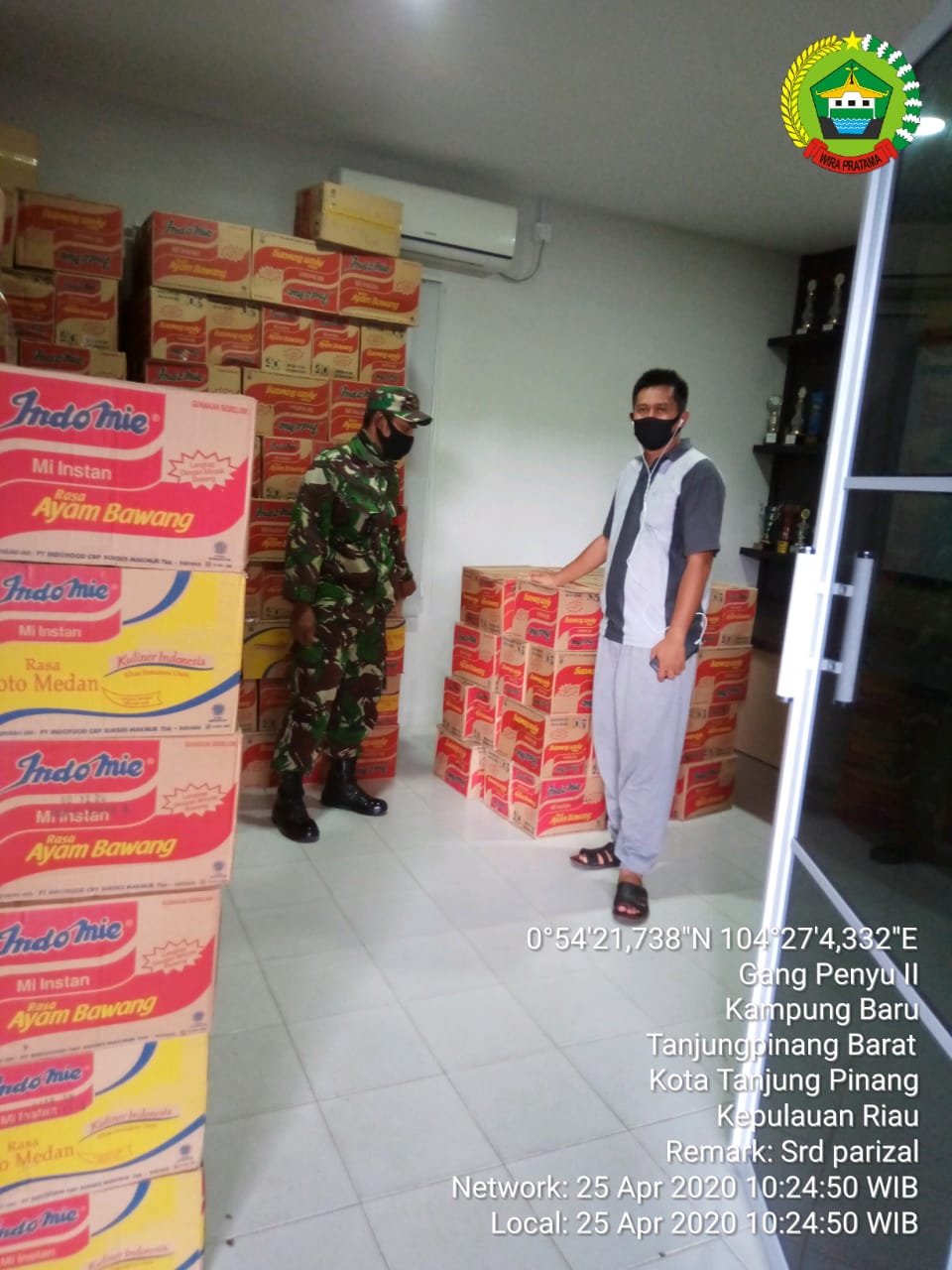 Dinsos Distribusikan Sembako Gratis, Serda Parizal Kawal Gudang Kelurahan Kampung Baru