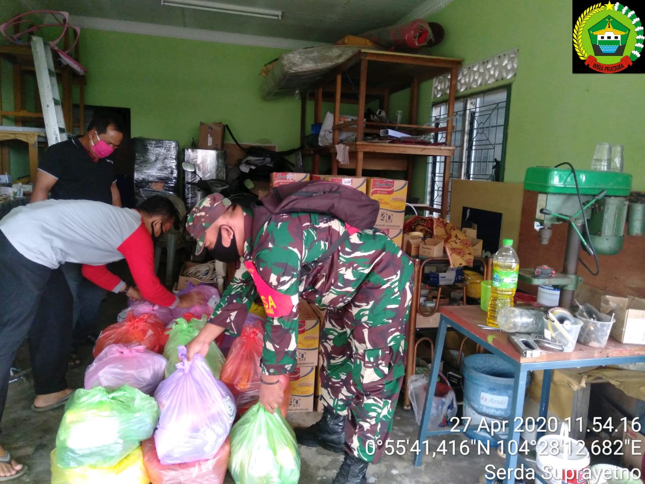 Serda Suprayetno Bantu Pihak Kelurahan Mendistribusikan Sembako Ke Warga