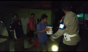 IMG-20200428-WA0044 Brimob Polda Kepri Bagikan Makanan Sahur Ke Masyarakat