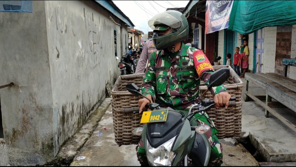 Tidak Kenal Kata Lelah, Serda Supriyadi Antar Nasi Bungkus Gratis Ke Rumah Warga