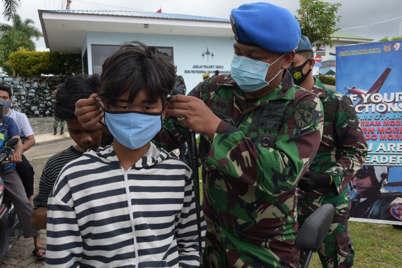 Dukung Terwujudnya Pilkada Sehat Tahun 2020, Lanud RHF Bagikan 600 Masker