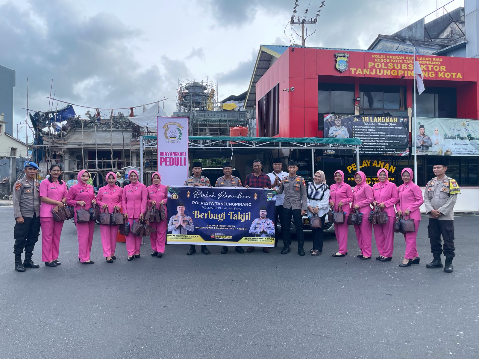 Penuh Berkah di Bulan Ramadhan, Polsek Tanjungpinang Kota Polresta Tanjungpinang Bagikan Takjil Setiap Hari Ke Masyarakat, Kaum Duafa dan Fakir Miskin