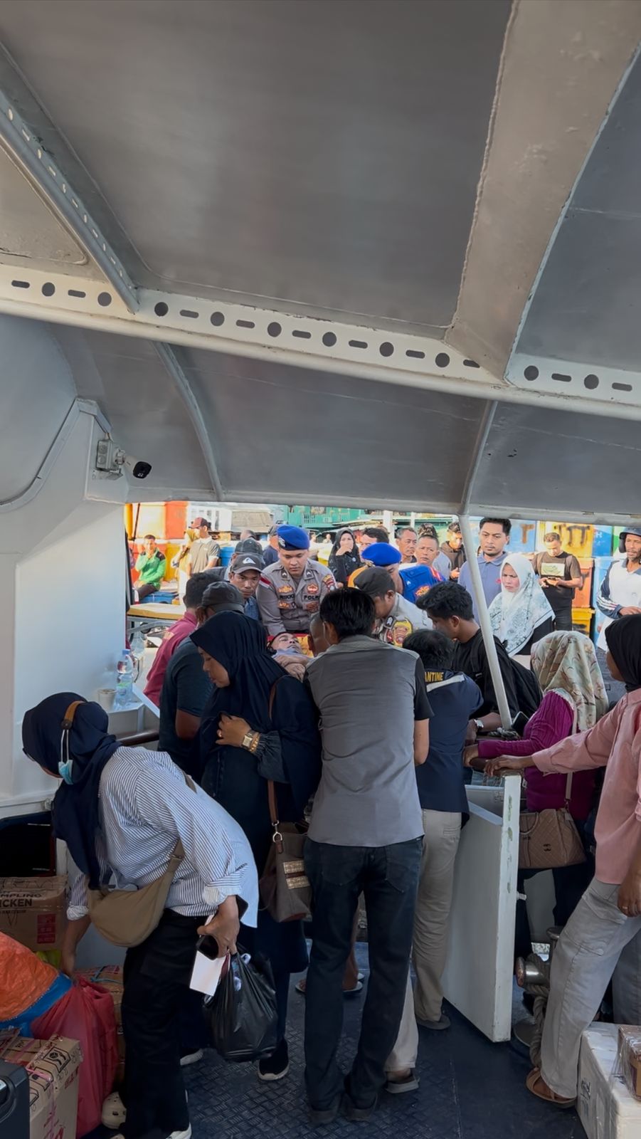 Polri Untuk Masyarakat, Kepedulian Personel Satpolairud Dan Personel Polsek Siantan Bantu Warga Sakit Naik Ke Kapal Di Pelabuhan Tarempa Polri Untuk Masyarakat, Kepedulian Personel Satpolairud Dan Personel Polsek Siantan Bantu Warga Sakit Naik Ke Kapal Di Pelabuhan Tarempa