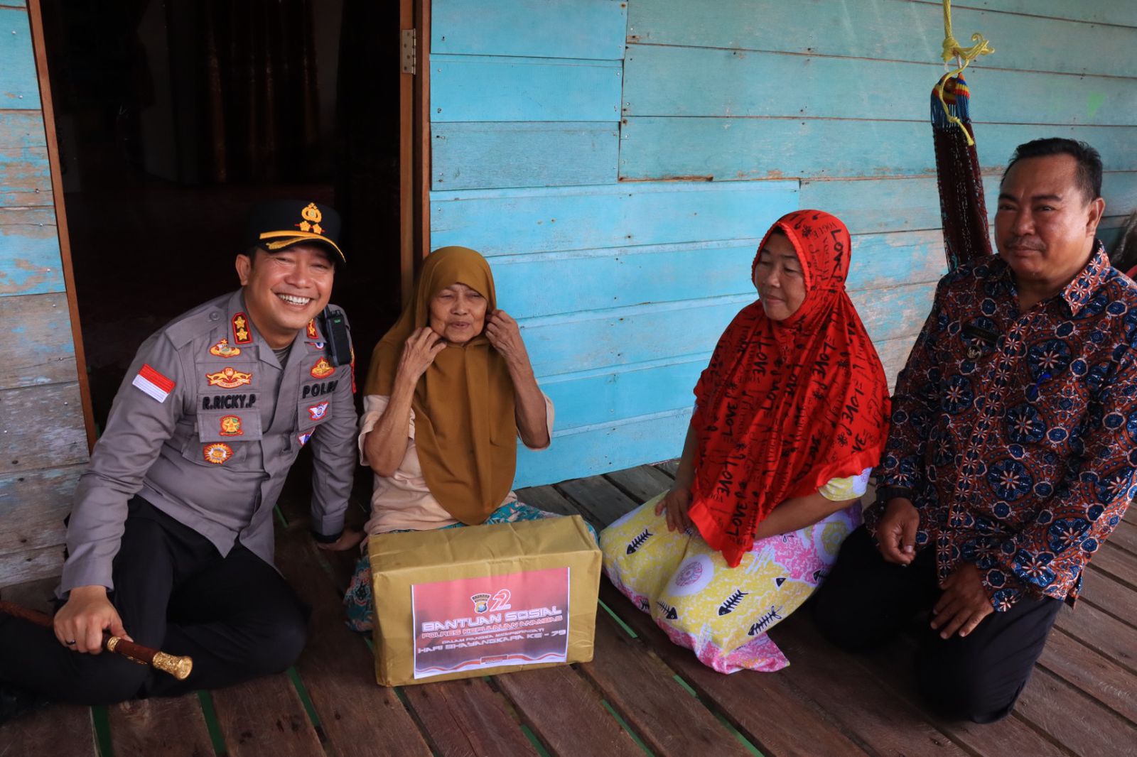 Sempena Hari Jadi Bhayangkara Ke-79, Kapolres Anambas AKBP Raden Ricky Pratidiningrat Berikan Bantuan Sosial Ke Masyarakat 