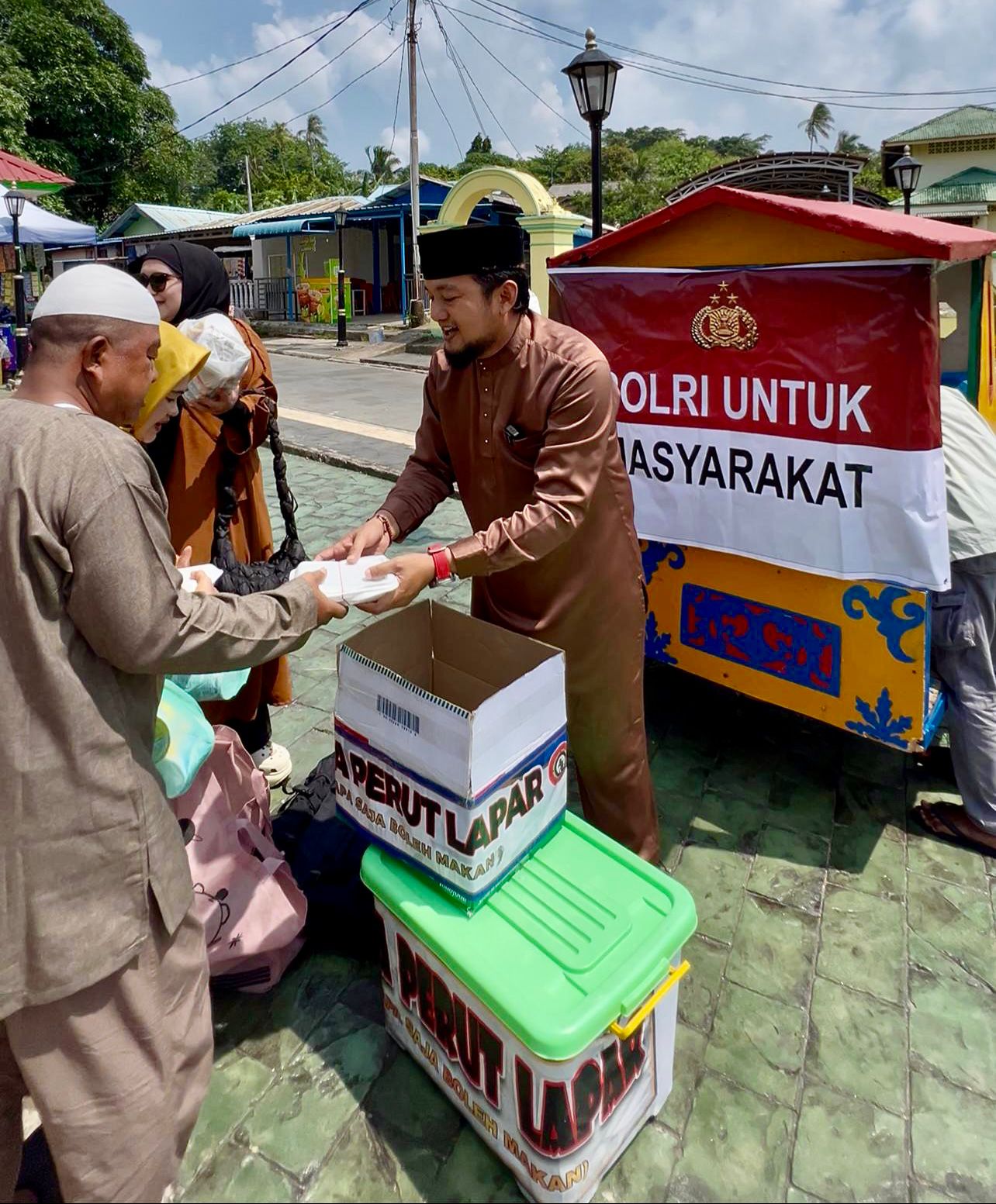 IMG-20250629-WA0034 Tertunda Untuk Sekolah: “Razia Perut Lapar” Semakin Menyentuh Hati Masyarakat Pulau Penyengat