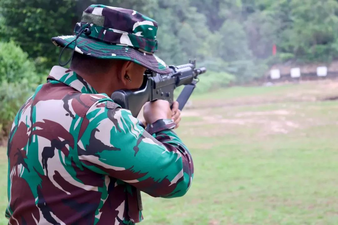 Kodim 0317/TBK Gelar Latihan Menembak Senjata Ringan di Lapangan Tembak Kipan B Yonif 136/TS