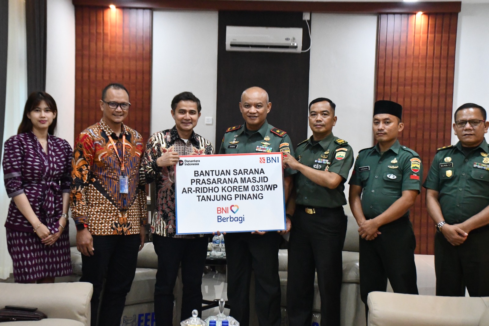 BNI Tanjungpinang Memberikan Bantuan Dana Prasarana Pembangunan Masjid Al-Ridho di Makorem 033/WP