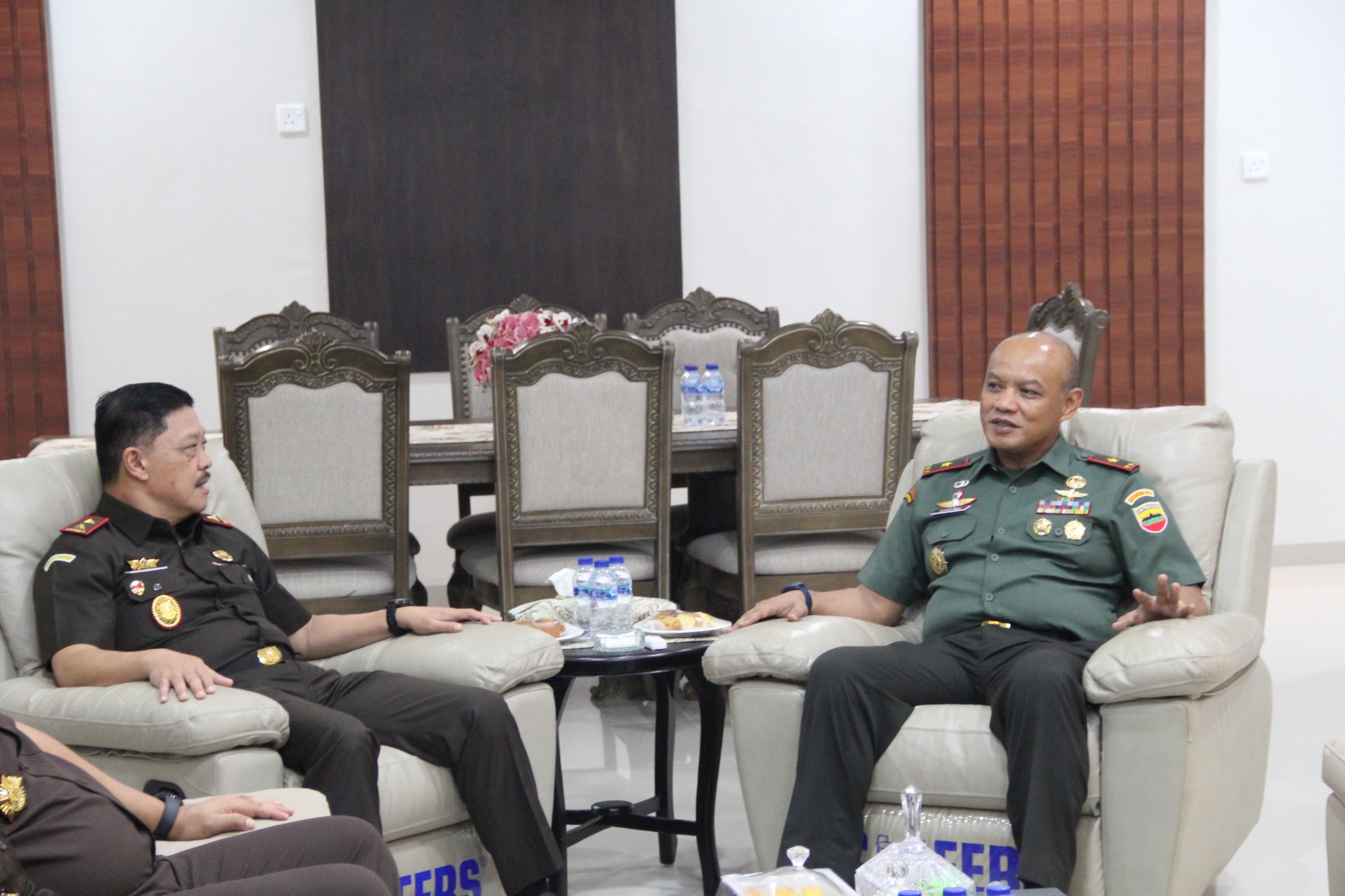 Danrem 033/Wira Pratama Brigjen TNI Bambang Herqutanto Sambut Silaturahmi Kajati Kepri Jehezkiel Devy Sudarso di Makorem 
