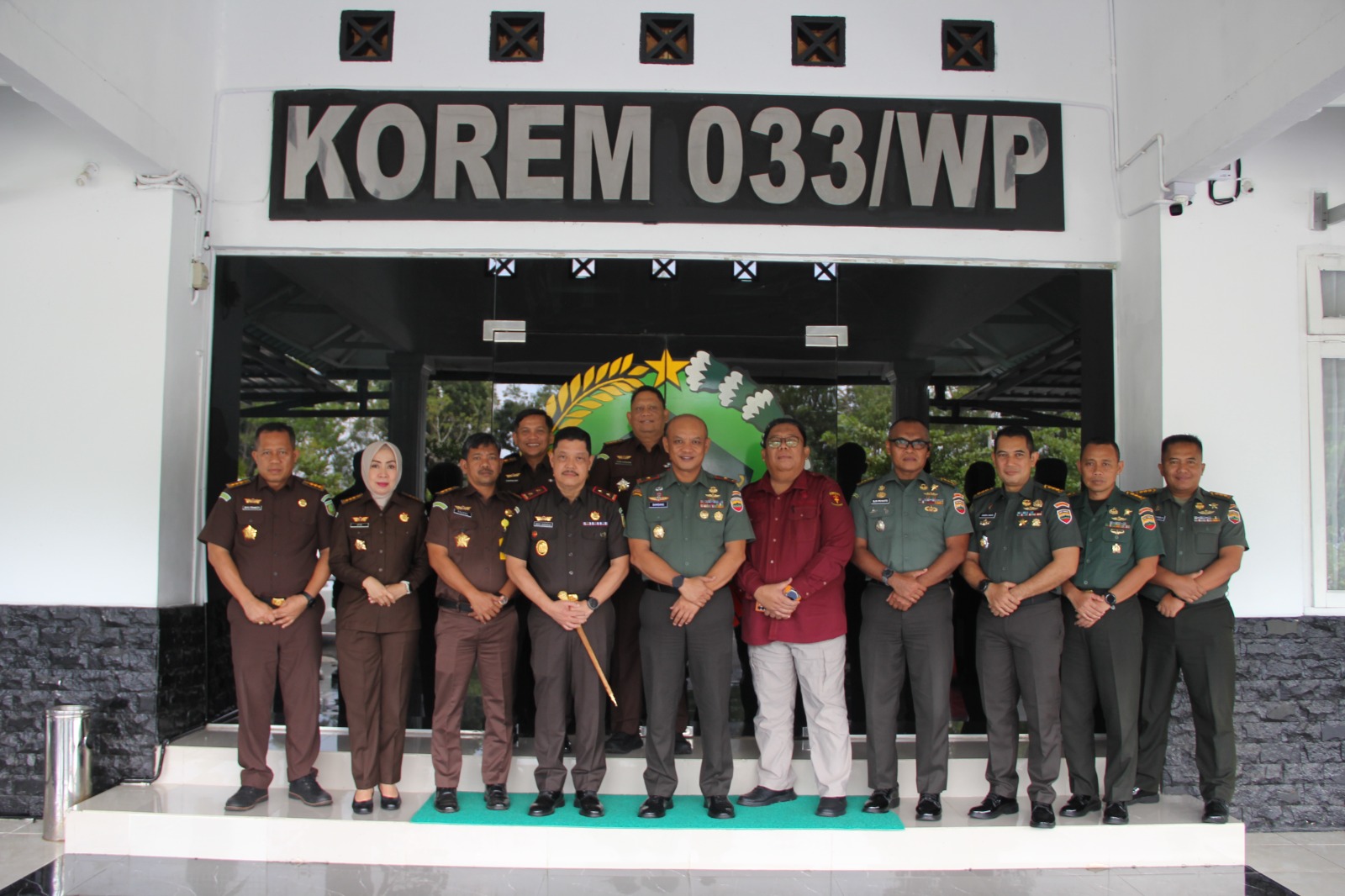 Danrem 033/Wira Pratama Brigjen TNI Bambang Herqutanto Sambut Silaturahmi Kajati Kepri Jehezkiel Devy Sudarso di Makorem 