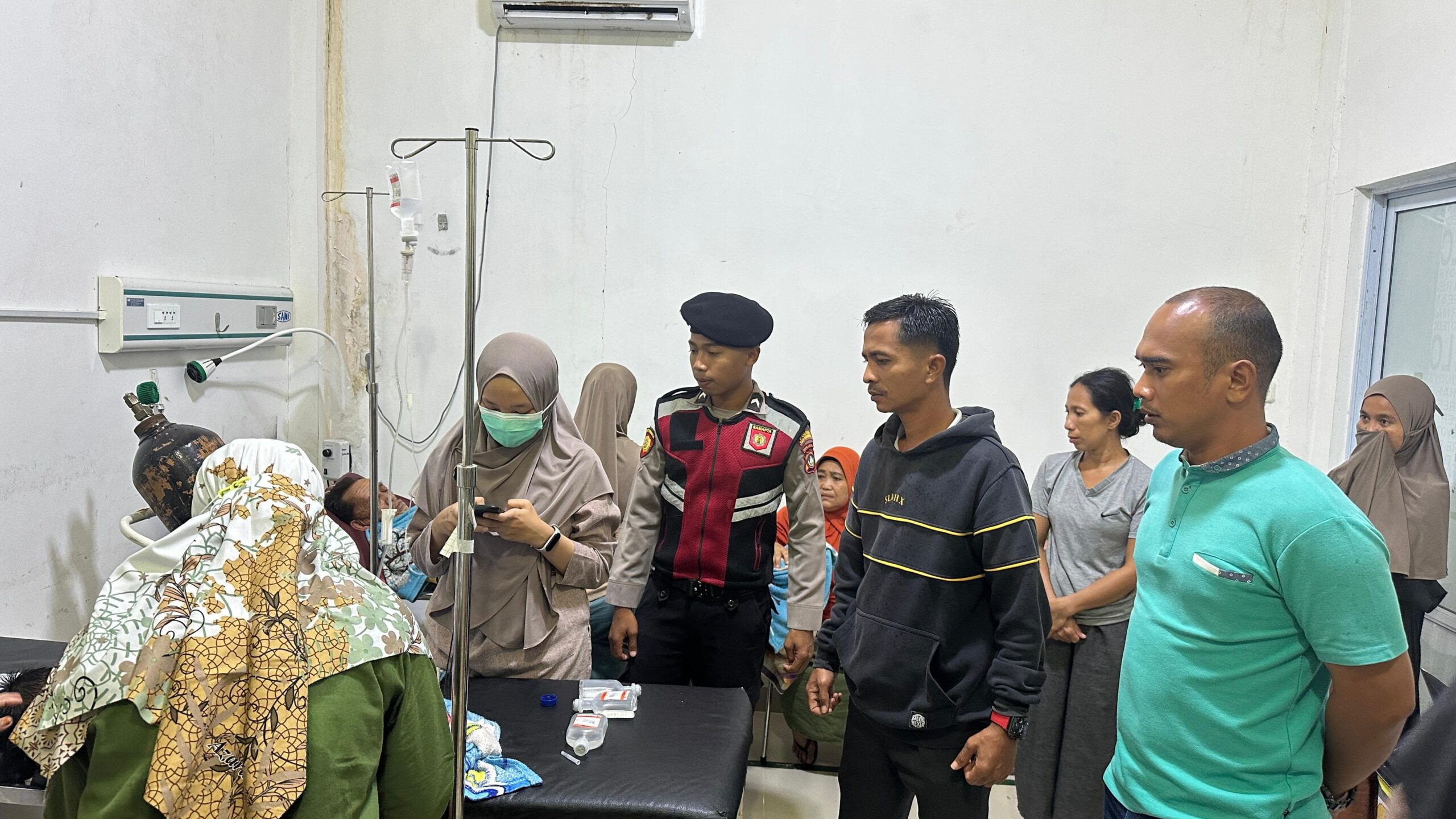 Polis Evakuasi 2 Orang Bocah Saat Tertimpa Dinding Rumah Roboh di Palmatak Kepulauan Anambas