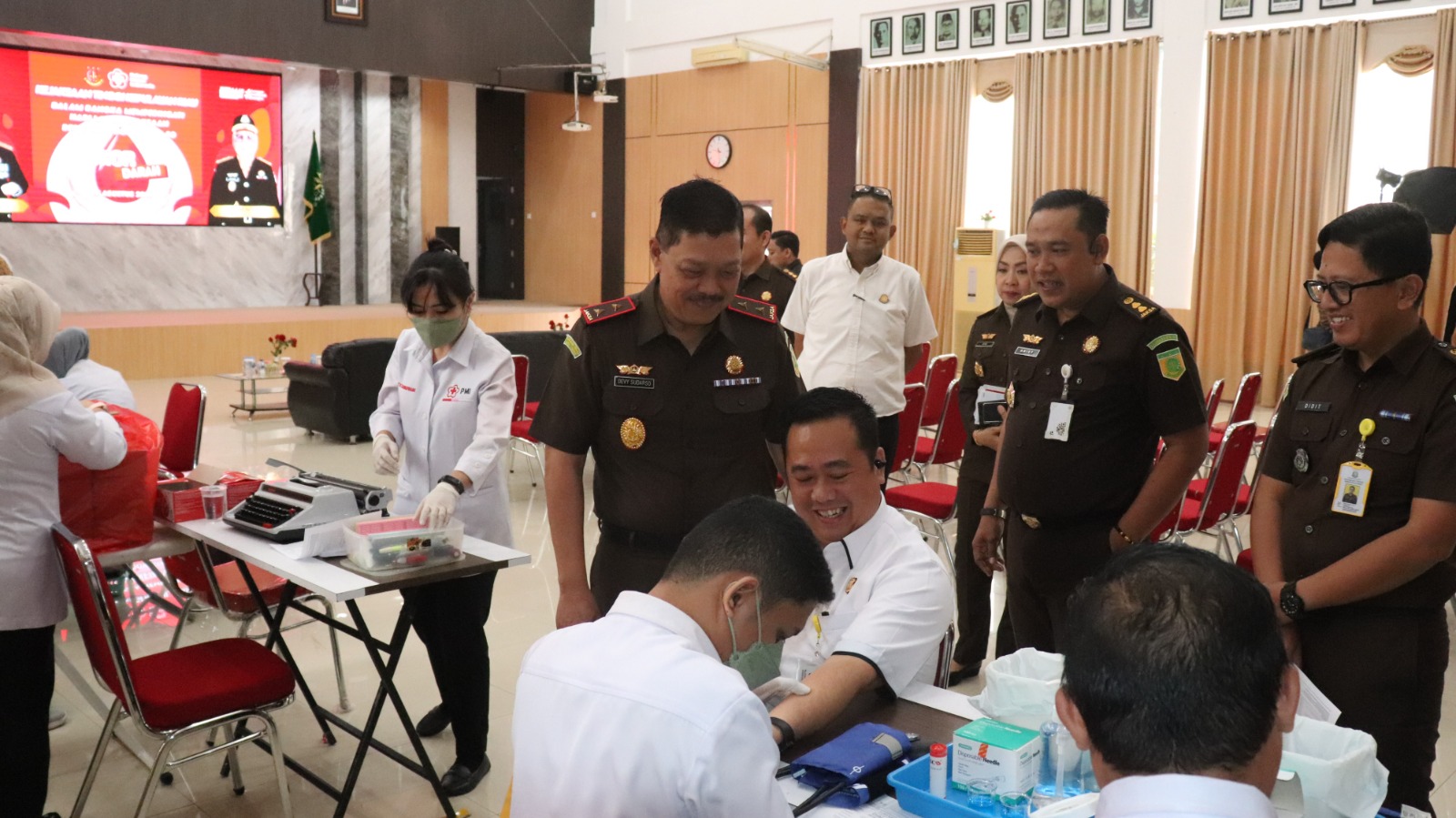Peduli Kemanusiaan, Kejati Kepri Adakan Donor Darah Bersama PMI Kota Tanjungpinang Peduli Kemanusiaan, Kejati Kepri Adakan Donor Darah Bersama PMI Kota Tanjungpinang
