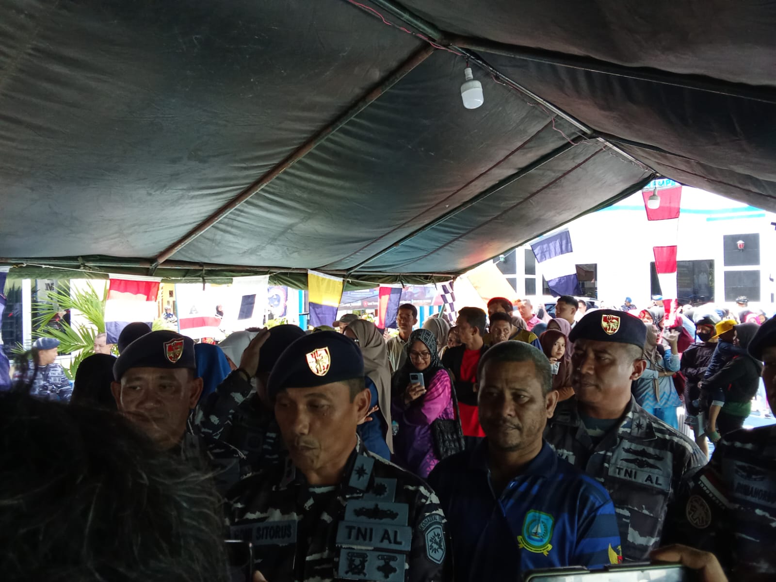 Sempena HUT TNI AL Ke-80, Lanal Tarempa Menggelar Pasar Murah