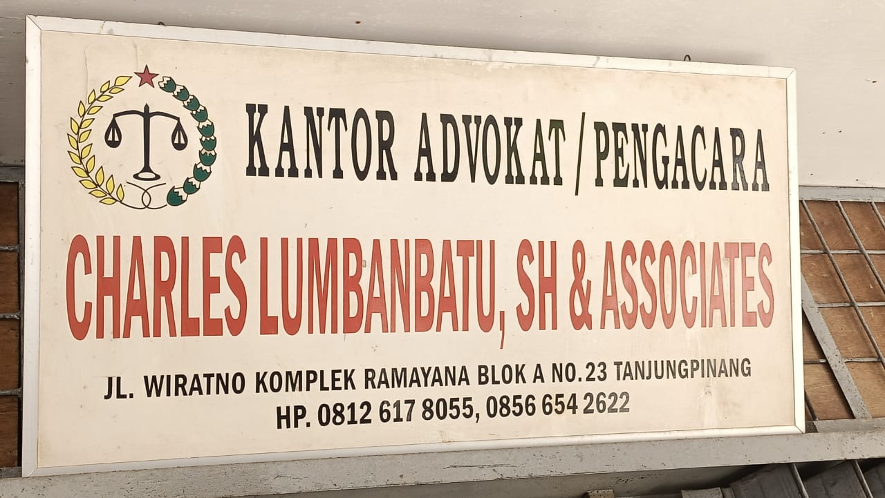 IMG-20251026-WA0100 Law Office Charles LumbanBatu, SH & Associates Bantah Pernyataan Risma Hutajulu Sebut Korban Pengeroyokan