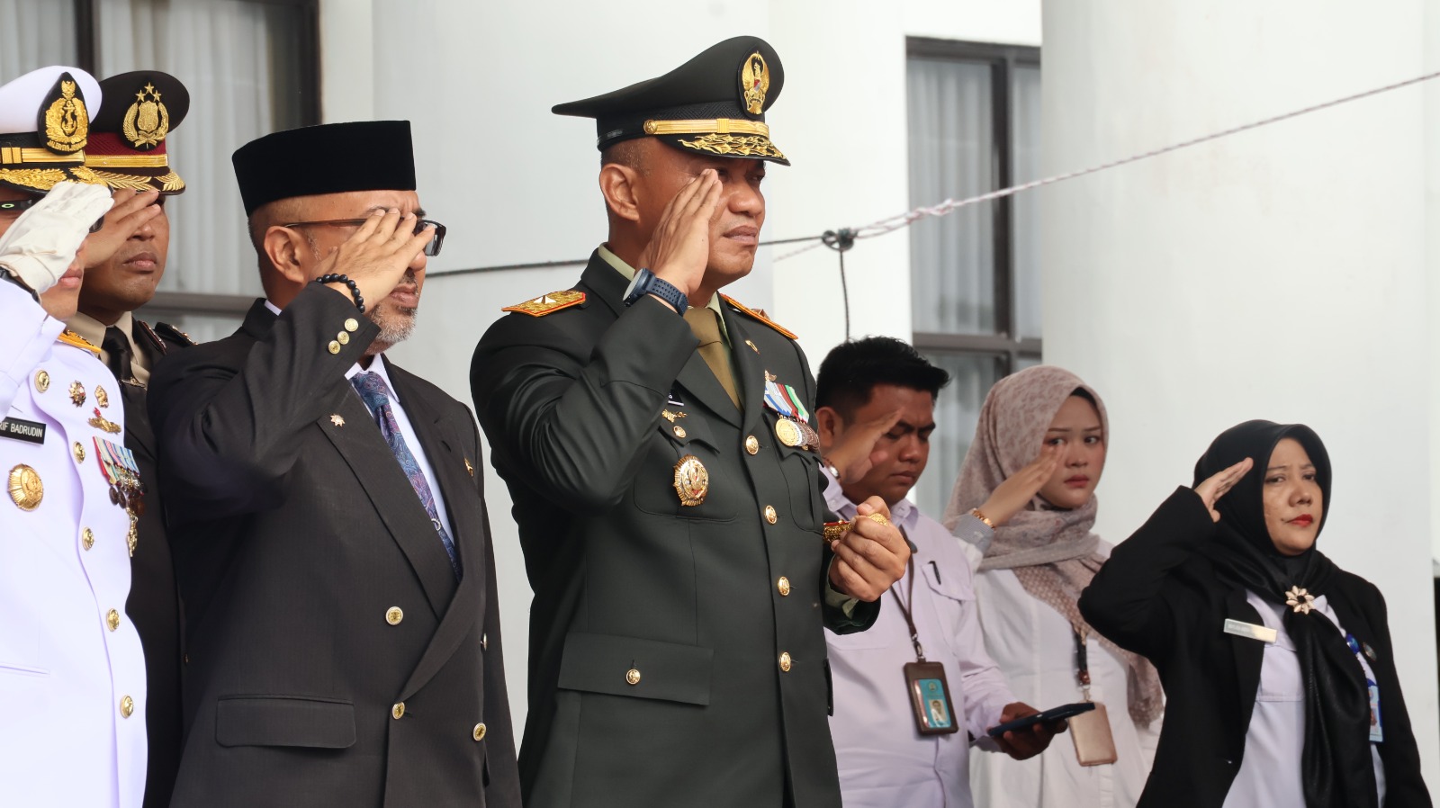 IMG-20251111-WA0022 Danrem 033/WP Brigjen TNI Bambang Herqutanto Menghadiri Upacara Hari Pahlawan Ke-80 Tingkat Provinsi Kepri