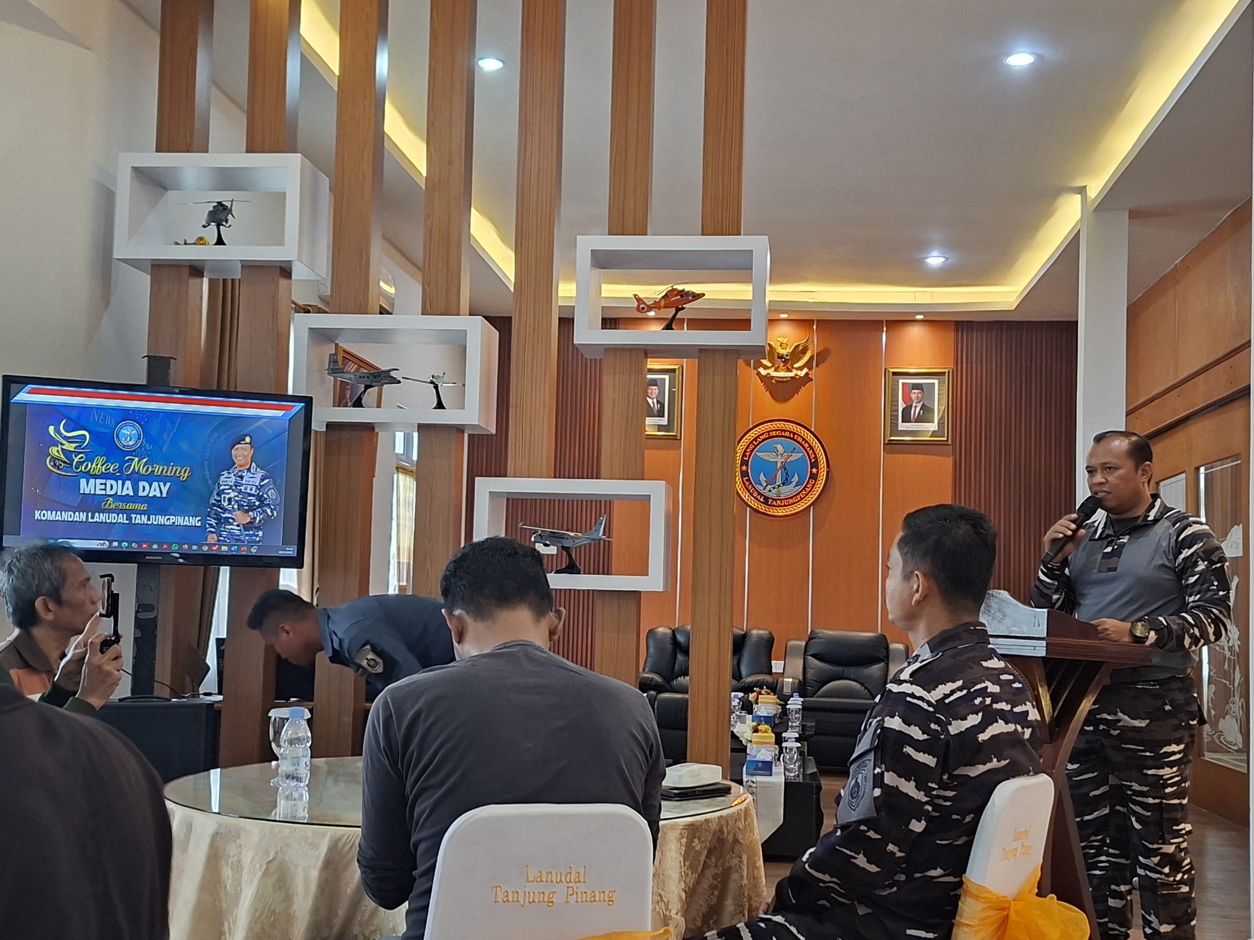 Danlanudal Tanjungpinang Letkol Laut (P) Tatang Yanuar Ristanto Ajak Sejumlah Awak Media Bersinergi dan Profesionalisme