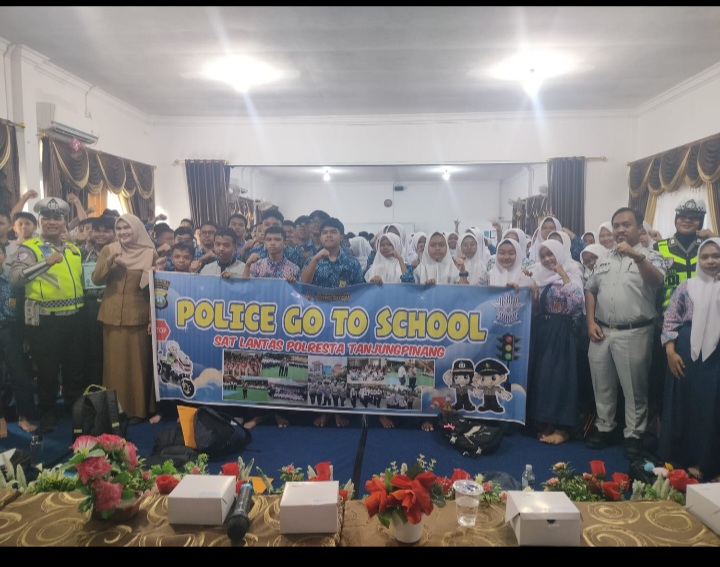 Satlantas Polresta Tanjungpinang Edukasi Pelajar SMKN 4 Melalui Program Police Goes To School, Tanamkan Budaya Tertib Berlalu Lintas