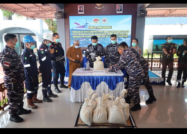 TNI AL GAGALKAN PENYELUNDUPAN 1,9 TON PASIR TIMAH KE MALAYSIA, SELAMATKAN POTENSI KERUGIAN NEGARA RP 1,52 MILIAR