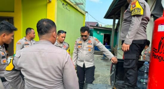 Di Tengah Kemarau, Patroli Napoleon Presisi Polsek Siantan Hadir Salurkan Air Bersih untuk Warga