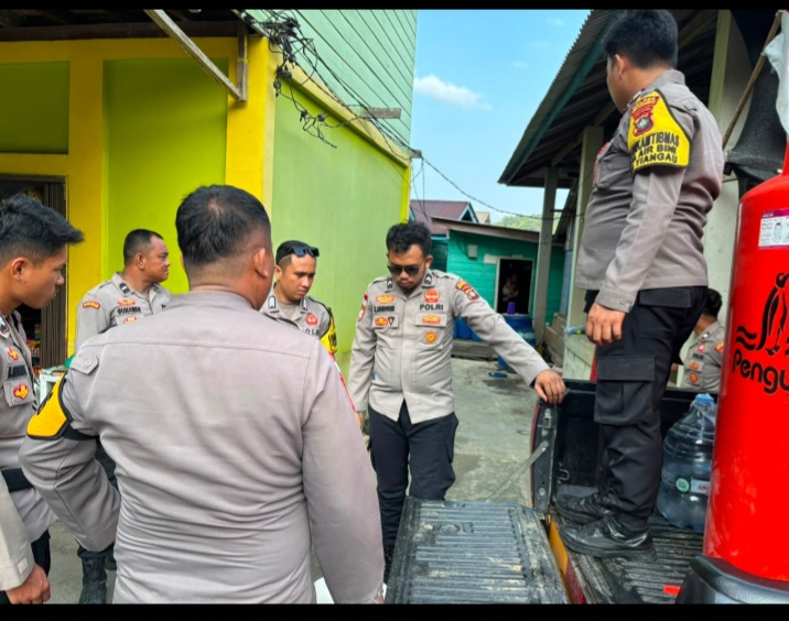 Di Tengah Kemarau, Patroli Napoleon Presisi Polsek Siantan Hadir Salurkan Air Bersih untuk Warga