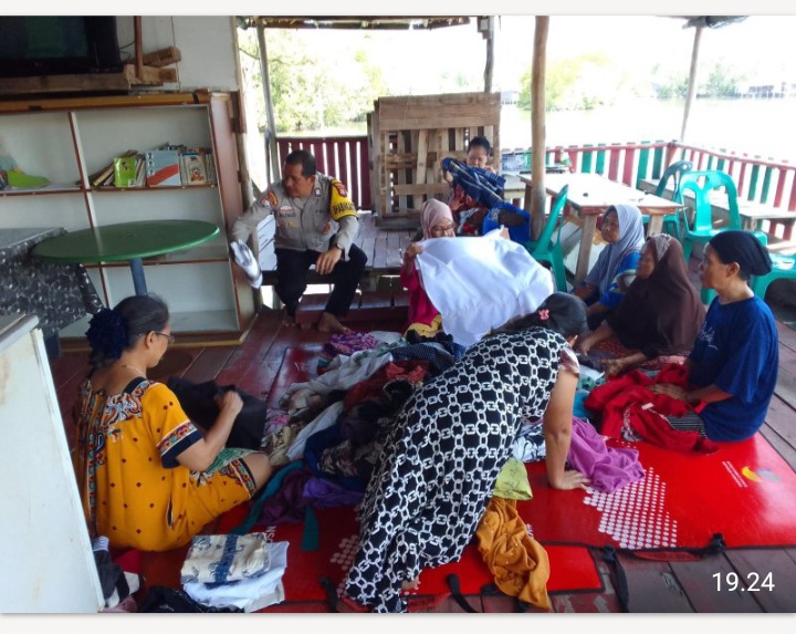 BHABINKAMTIBMAS TANJUNG UNGGAT BAGIKAN PAKAIAN LAYAK PAKAI, WUJUD KEPEDULIAN POLRI SAMBUT HUT RI KE-81