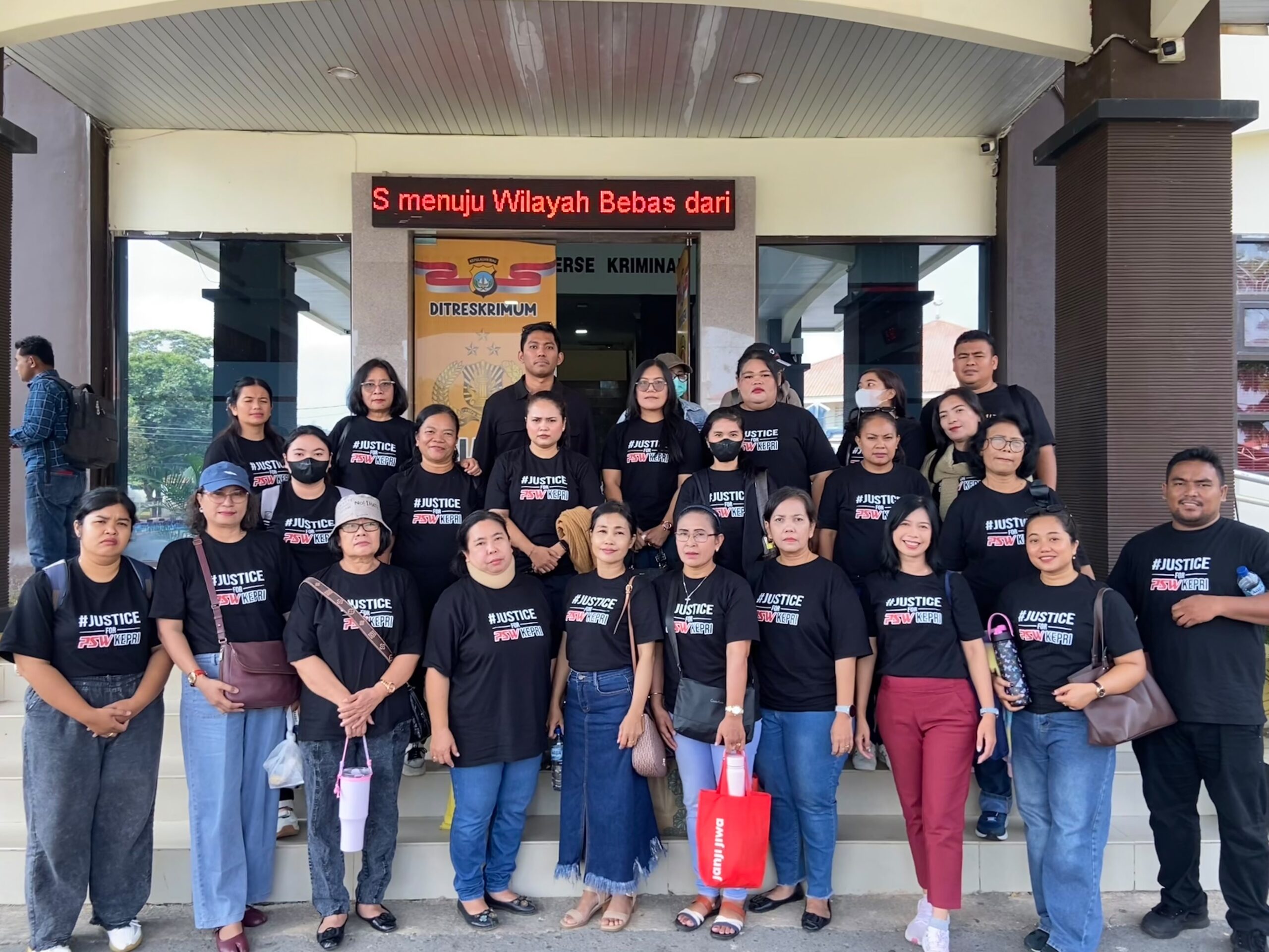 Tim kuasa hukum bersama 27 anggota Paduan Suara Wanita (PSW) Tanjungpinang saat berada di Mapolda Kepri untuk meminta audiensi terkait penanganan kasus Pesparawi.