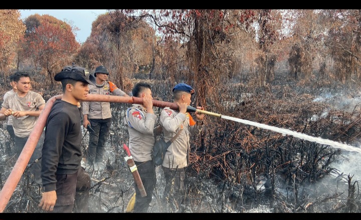 HARI KE-15, Personel Polsek Daik Bersama,Personel Brimobda Polda Kepri dan Tim Gabungan Terus Berjibaku Padamkan Karhutla Di Resun Pesisir